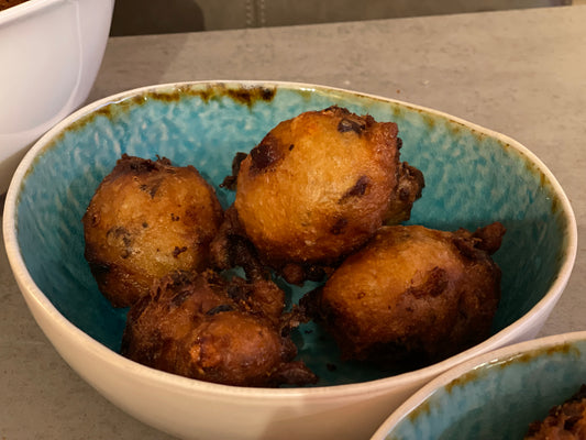 Hartige oliebollen met kaas, spek en ui