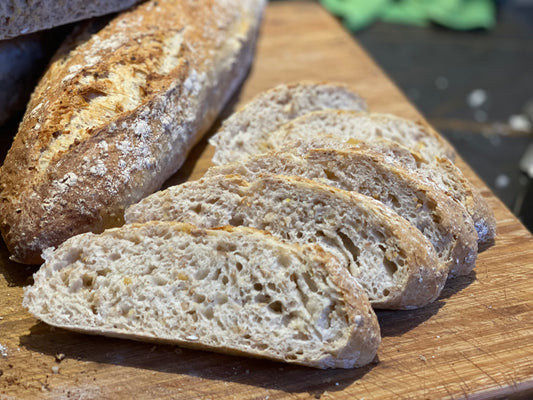 Versgebakken desem stokbrood (bruin met zaadjes)