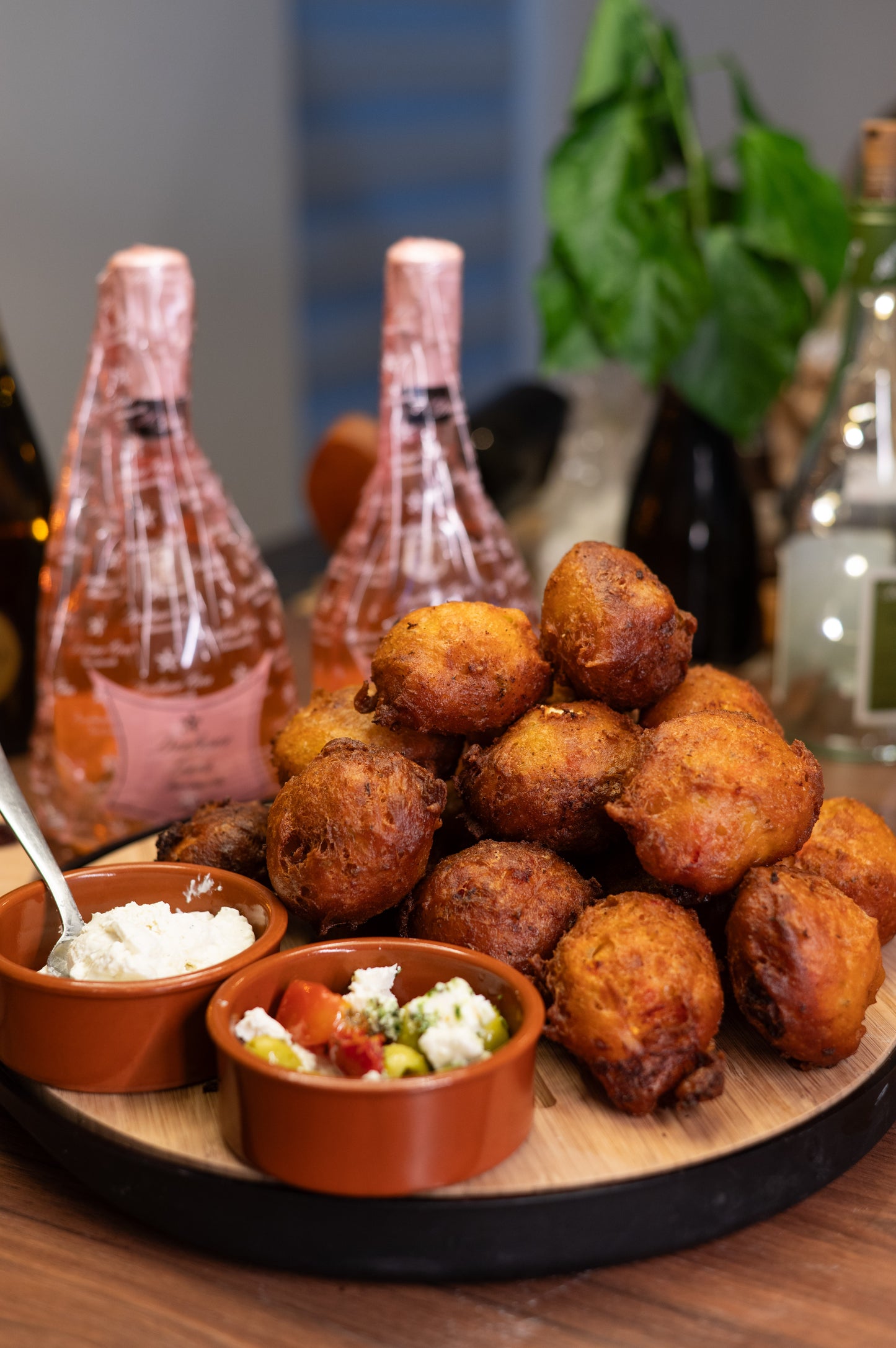 Hartige oliebollen met feta, olijven en zongedroogde tomaatjes