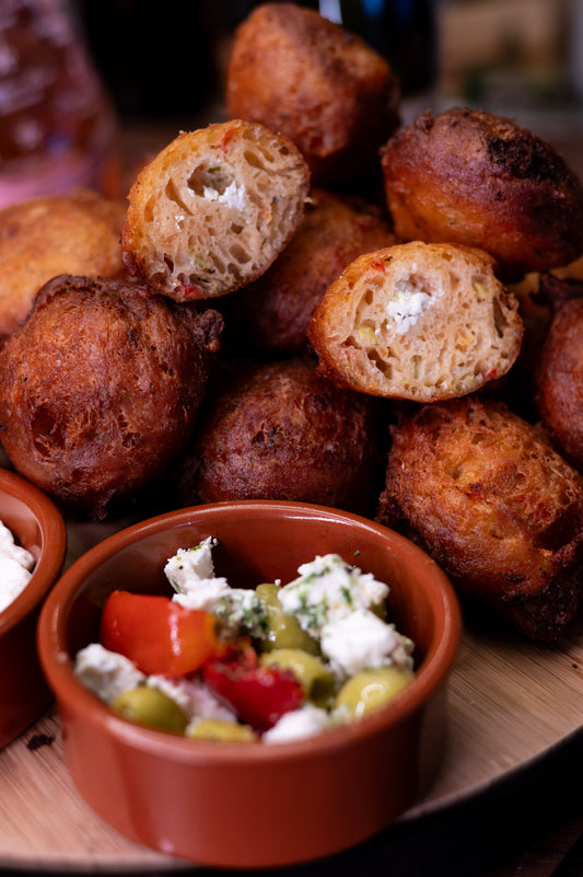 Hartige oliebollen met feta, olijven en zongedroogde tomaatjes